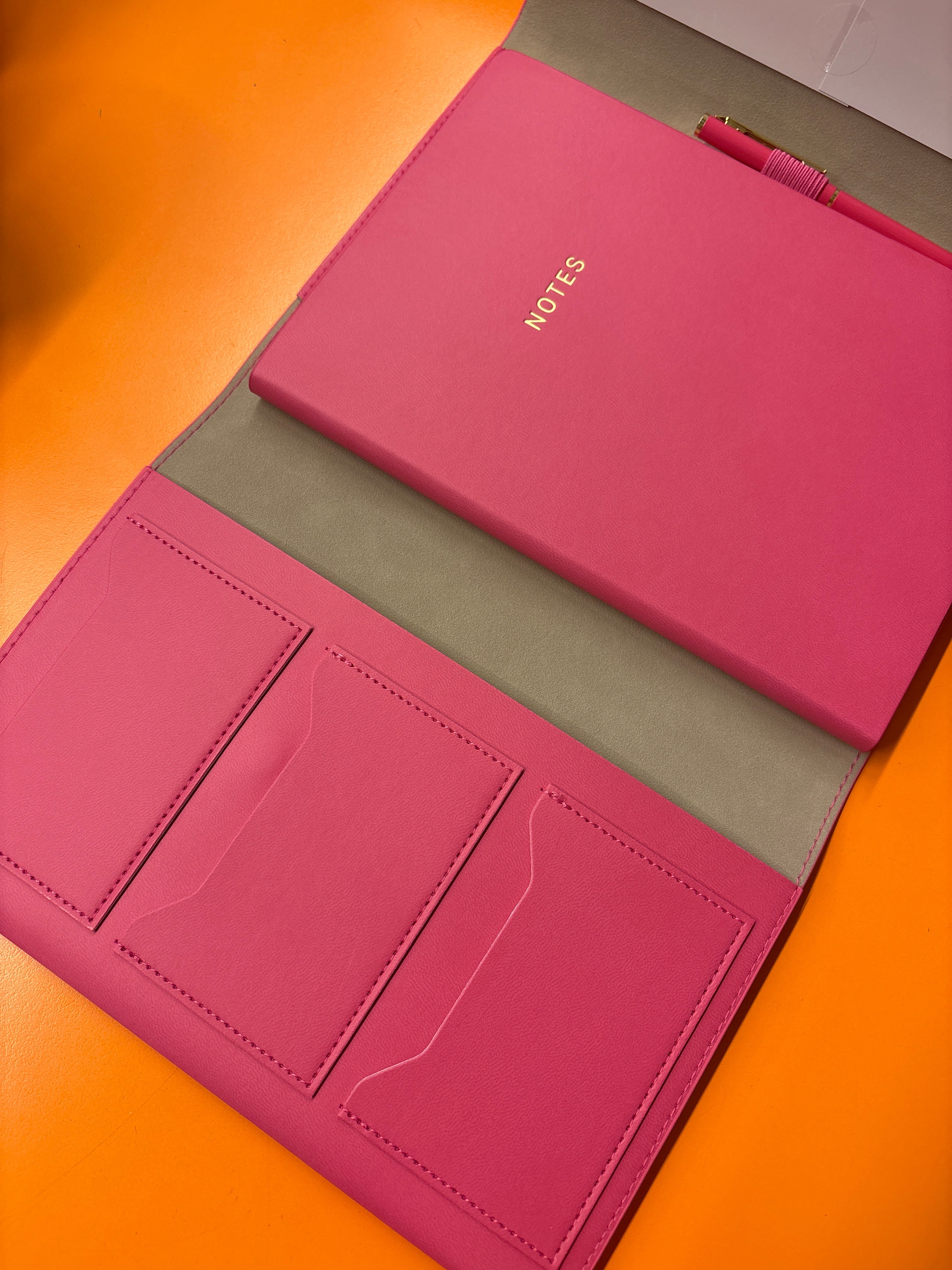 Organizer Soft Touch Fucsia  Rossler – Porta Taccuino A5 Elegante e Riutilizzabile