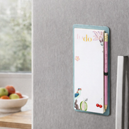 To-do list magnetica applicata su frigorifero in una cucina ordinata
