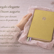 Taccuino A5 verde con copertina in pelle vegana e simbolo dorato, presentato come idea regalo elegante e curata.
