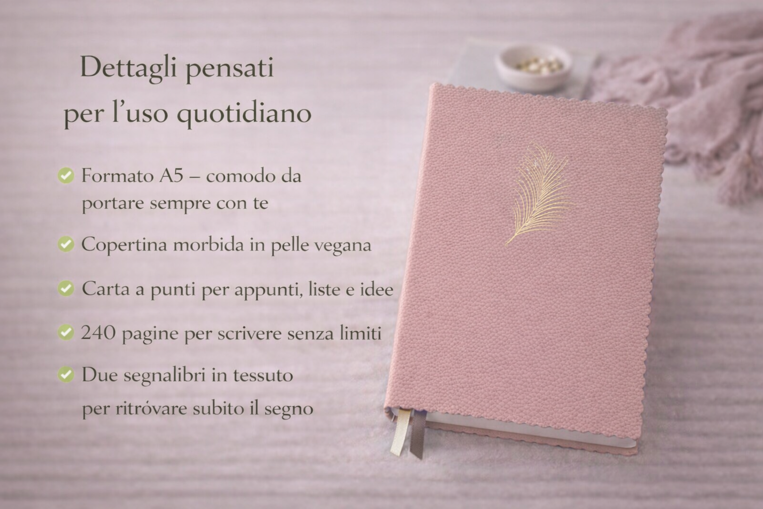 Taccuino rosa elegante con copertina in pelle vegana e bordi ondulati, appoggiato su una superficie chiara. A sinistra testo overlay con caratteristiche del prodotto: formato A5, carta a punti, 240 pagine e doppio segnalibro in tessuto, pensato per l’uso quotidiano.