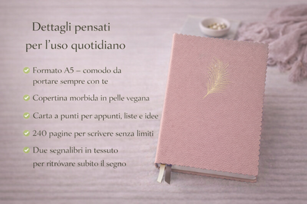 Taccuino rosa elegante con copertina in pelle vegana e bordi ondulati, appoggiato su una superficie chiara. A sinistra testo overlay con caratteristiche del prodotto: formato A5, carta a punti, 240 pagine e doppio segnalibro in tessuto, pensato per l’uso quotidiano.