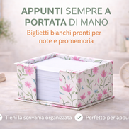 Cubo memo da scrivania con rivestimento decorativo floreale, contenente foglietti bianchi per appunti, design elegante e compatto per organizzare note e promemoria sulla scrivania