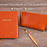 Set coordinato Artebene con trousse in pelle vegana arancione e penna a sfera gialla decorativa, ideale come accessorio da scrivania o idea regalo elegante
