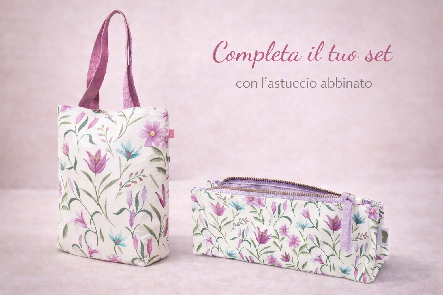 Astuccio floreale coordinato con scritta overlay ‘Completa il tuo set’ e sottotitolo ‘con l’astuccio abbinato’, presentato su sfondo chiaro in stile elegante e raffinato