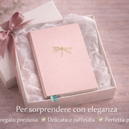 Taccuino A5 con copertina vegana color cipria e dettaglio libellula dorata, presentato come idea regalo elegante e raffinata
