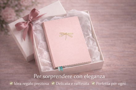 Taccuino A5 con copertina vegana color cipria e dettaglio libellula dorata, presentato come idea regalo elegante e raffinata
