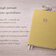 accuino A5 verde con copertina morbida in pelle vegana e simbolo dorato, affiancato da testo overlay che evidenzia formato, carta a punti, 240 pagine e doppi segnalibri.
