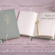 Taccuino A5 verde salvia con copertina in pelle vegana, bordo decorativo e dettaglio dorato, mostrato in vista frontale per evidenziare materiali e finiture
