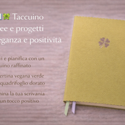Taccuino A5 verde con copertina in pelle vegana e simbolo portafortuna dorato, presentato con testo overlay che valorizza organizzazione e positività.