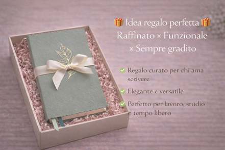 Taccuino A5 verde salvia con copertina elegante in pelle vegana e decorazione dorata, presentato come idea regalo raffinata.