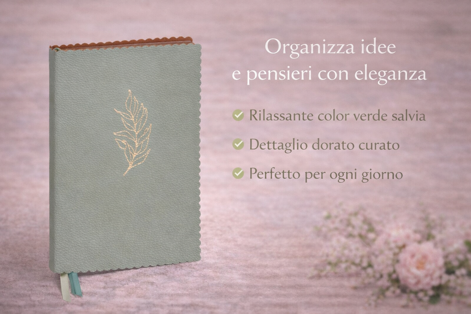 Taccuino A5 elegante verde salvia con copertina in pelle vegana, dettaglio decorativo dorato e stile raffinato, ideale per appunti quotidiani e idee creative.