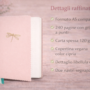 Taccuino A5 con copertina vegana color cipria, dettaglio libellula dorata e bordo sagomato, con pagine a punti ideali per appunti e idee
