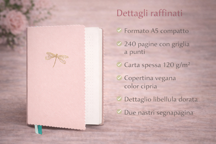 Taccuino A5 con copertina vegana color cipria, dettaglio libellula dorata e bordo sagomato, con pagine a punti ideali per appunti e idee
