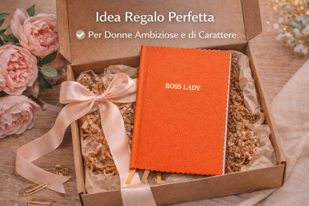 Taccuino Boss Lady formato A5 con copertina vegana arancione e scritta dorata, presentato come idea regalo elegante e motivante
